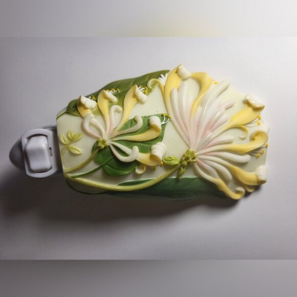 Light Exotic Floral Design - Picture 3 of 4